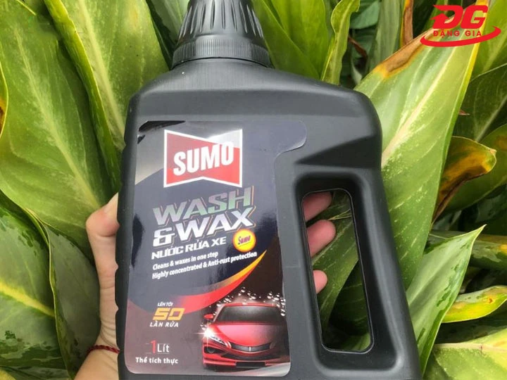 Nước rửa xe Sumo chai đen