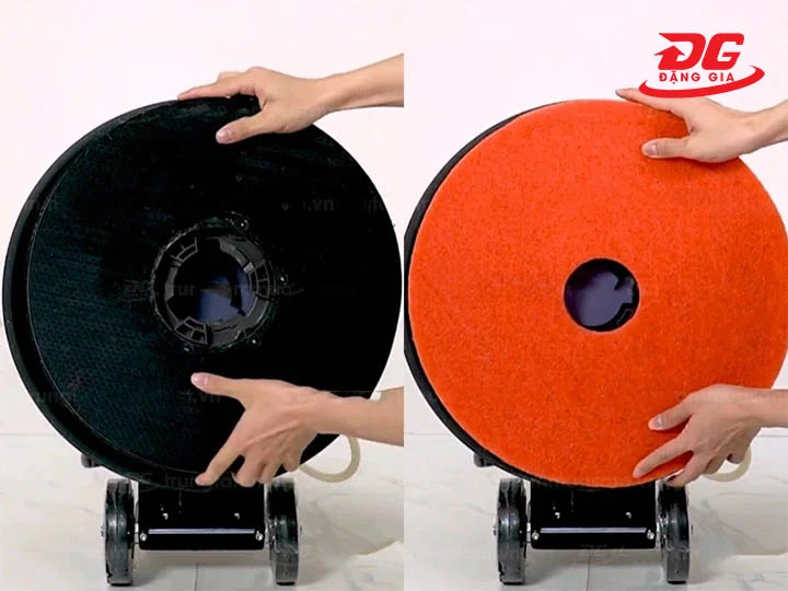 Kiểm tra độ mòn của chổi, pad chà sàn