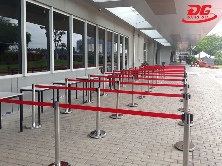 Cho thuê trụ barrier dây kéo