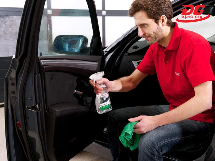 Dùng nước rửa nội thất Sonax