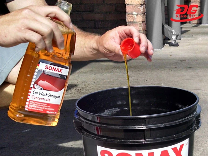 Pha nước rửa xe Sonax