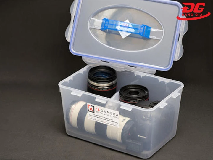 Bảo quản máy ảnh bằng hộp chống ẩm
