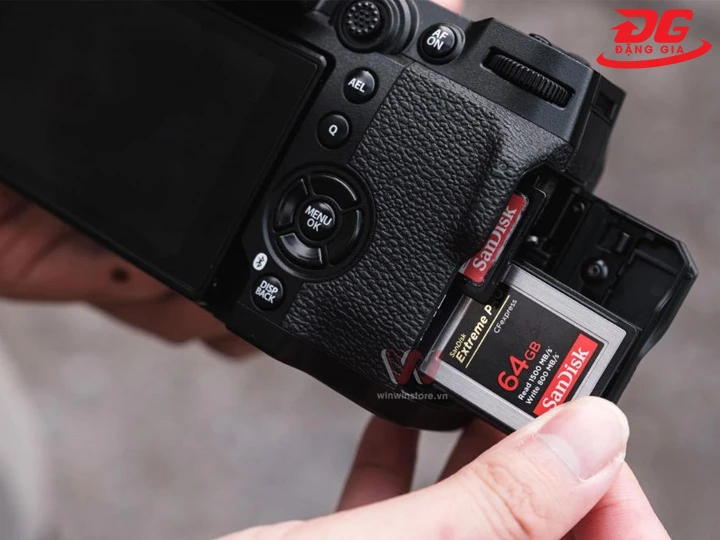 Tháo thẻ nhớ máy ảnh