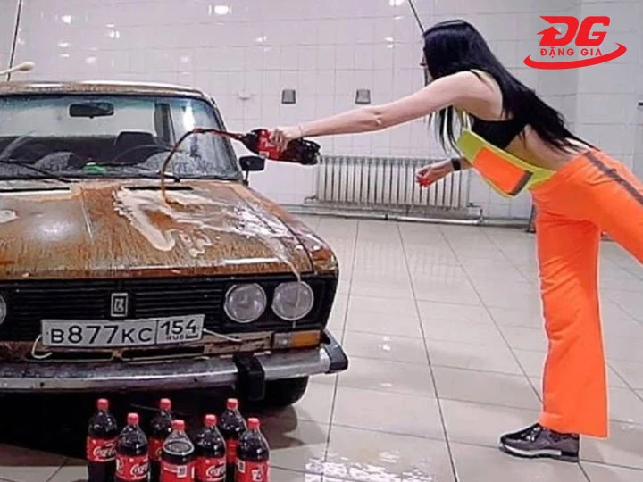 Cảnh báo tác hại tiềm ẩn khi rửa xe bằng coca sai cách