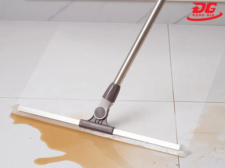 cây gạt nước sàn nhà