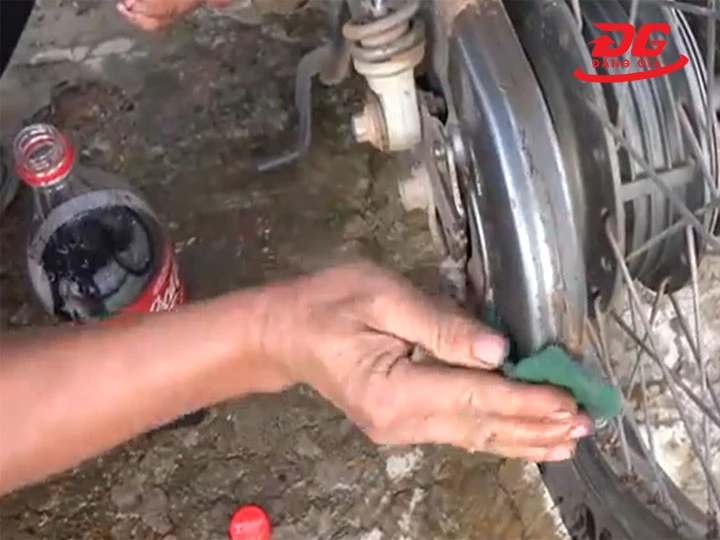 Chi tiết cách rửa xe bằng coca đúng chuẩn, an toàn cho xe