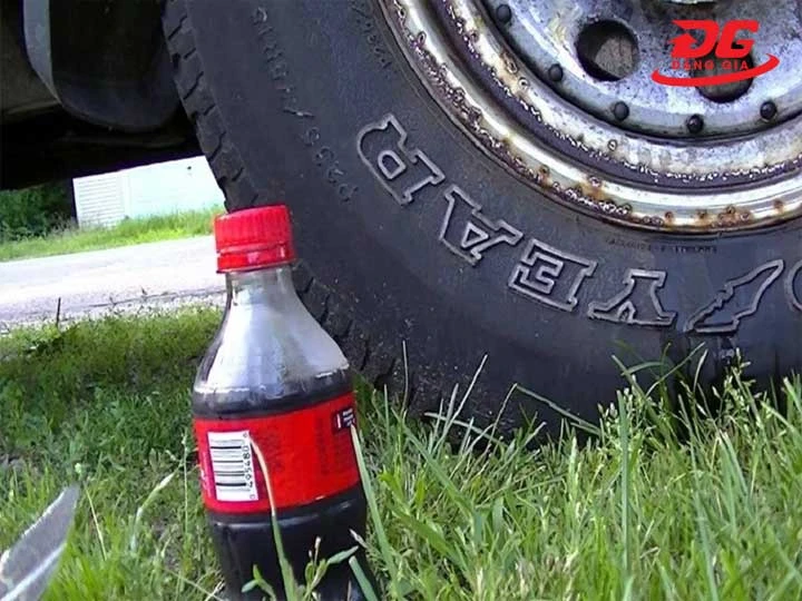 Chuẩn bị lượng coca vừa đủ để rửa xe