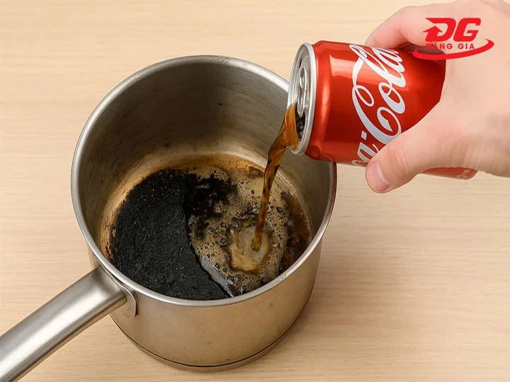 Làm sạch xoong nồi bị cháy khét