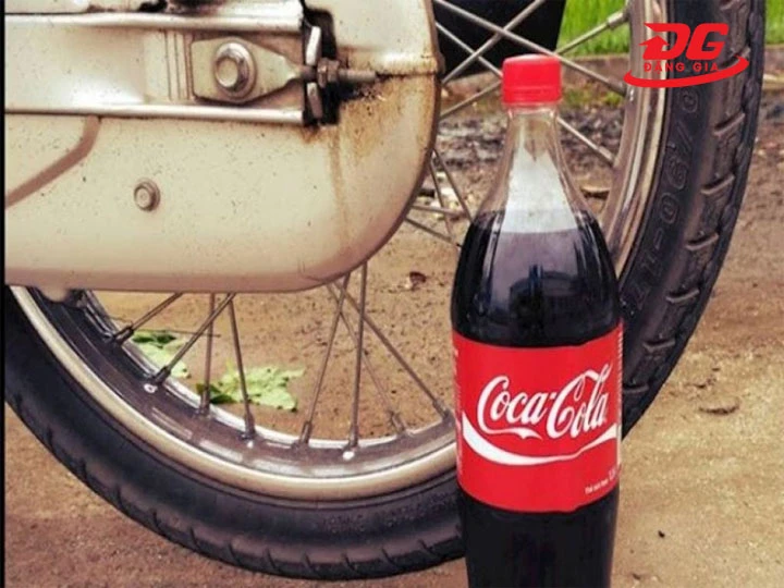 Rửa xe bằng Coca - Mẹo làm sạch nhanh mà ít người biết