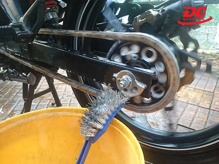 Những lưu ý quan trọng giúp bạn rửa xe bằng dầu hỏa an toàn