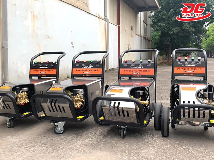máy rửa xe Univiet