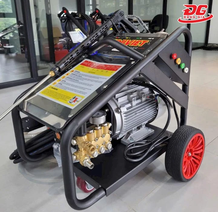 máy rửa xe Univiet