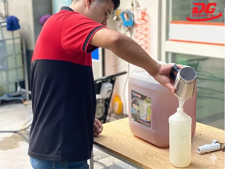 Pha nước rửa xe không chạm Ekokemika