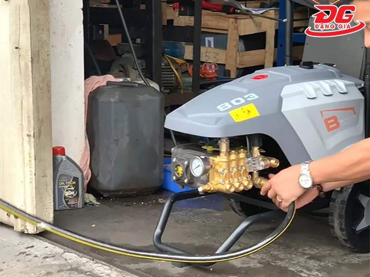 lắp ráp máy rửa xe nhập khẩu Univiet