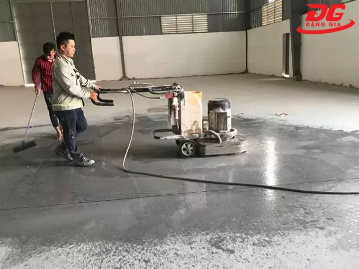 cách tăng độ cứng sàn xi măng