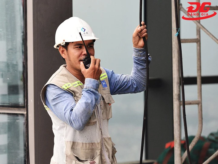 dùng bộ đàm công suất cao liên tục