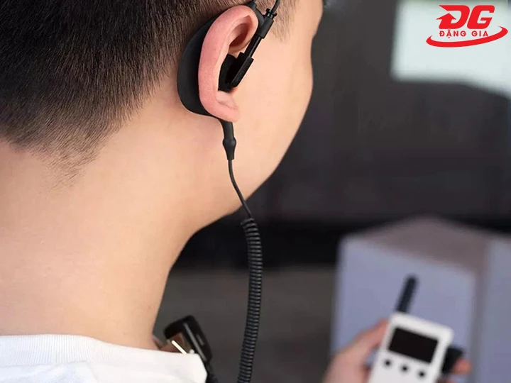 dùng tai nghe liên lạc