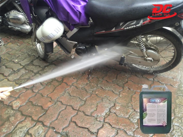 Nước rửa xe không chạm Nerta làm sạch nhanh