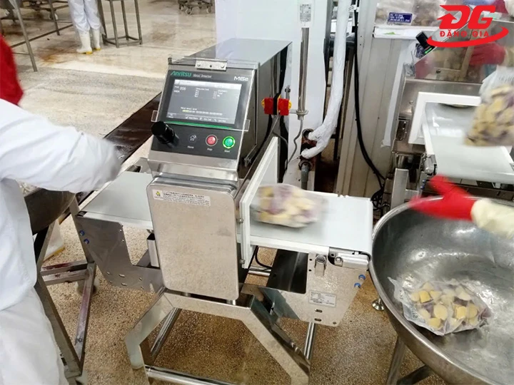 cơ chế hoạt động của máy dò kim loại băng tải