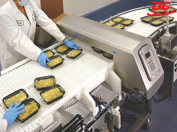 máy dò kim loại băng tải