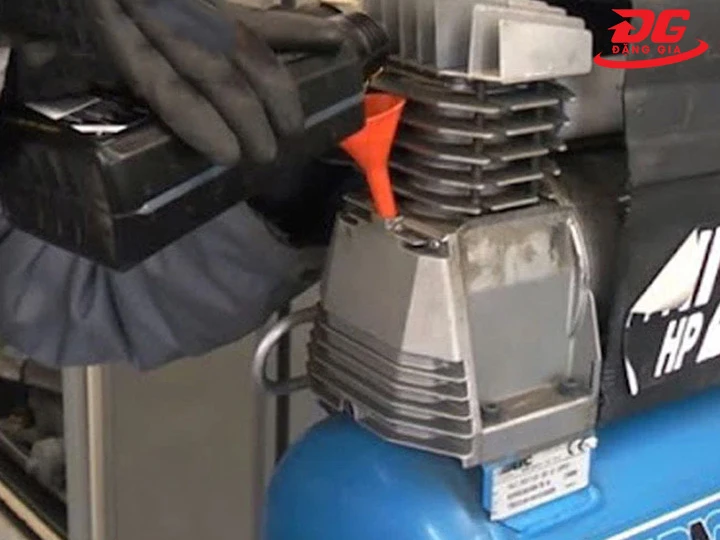 Thay dầu máy nén khí Yuna