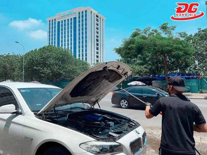 Rửa xe cháy phố