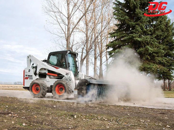 Xe quét rác Bobcat có kích thước vừa phải