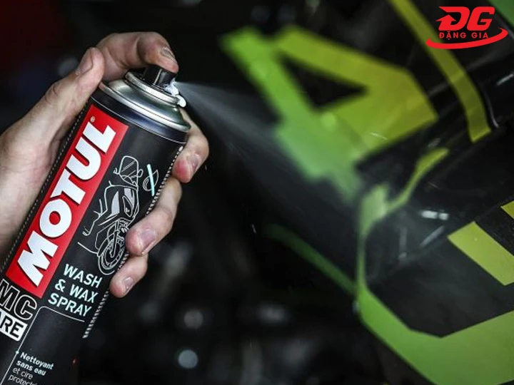 Xịt nước rửa xe Motul