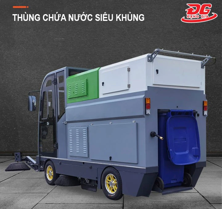 thùng chứa nước lớn của Xe quét rác Kumisai KMS 210