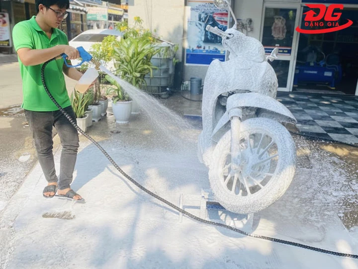 Dụng cụ rửa xe máy bình bọt mini