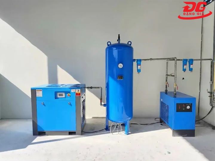 Bình chứa khí đặt giữa máy nén và máy sấy khí