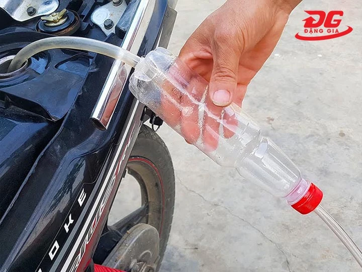 hút xăng xe máy tay ga bằng chai nhựa