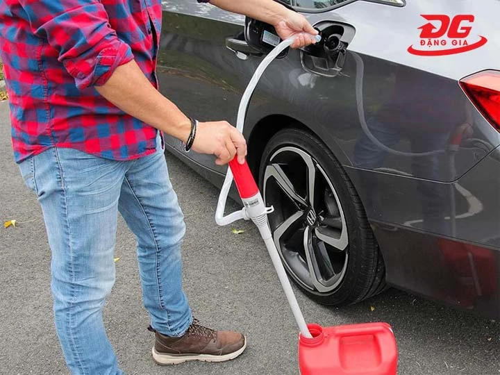 Dùng dụng cụ hút xăng xe máy cầm tay