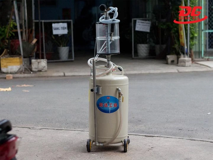 Sử dụng máy hút xăng dầu chuyên dụng