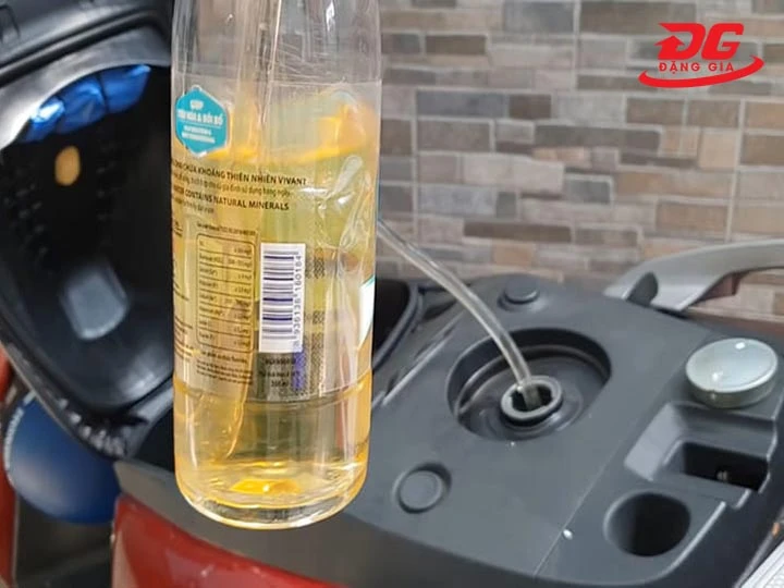 Cách hút xăng xe máy bằng ống ti ô