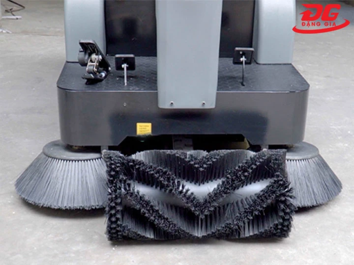 chổi chính Kumisai KMS-1800E dễ dàng vệ sinh