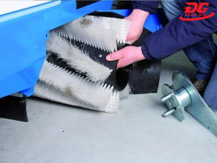 chổi chính Kumisai KMS-1800E giá bao tiền