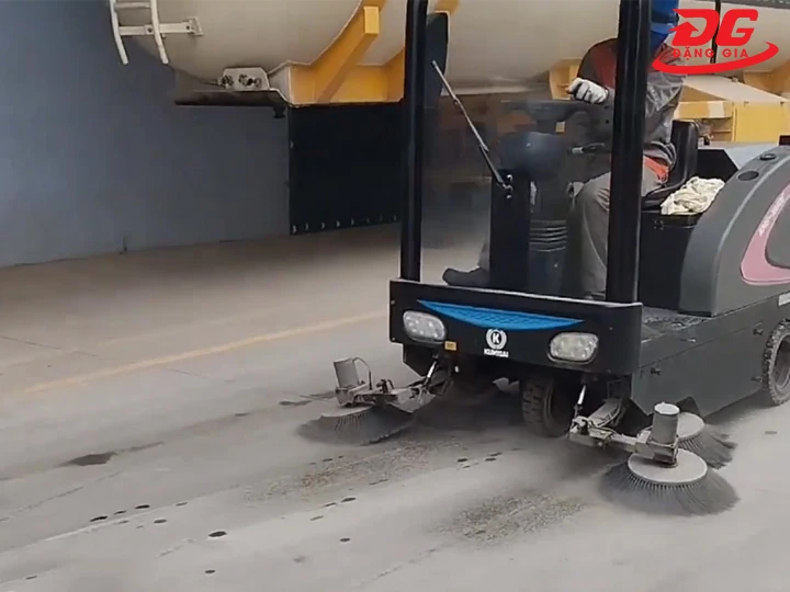 Cơ chế chổi phụ xe quét rác ngồi lái Kumisai KMS-1800E