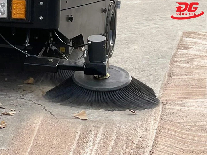 Đế chổi phụ xe quét rác ngồi lái Kumisai KMS-1800E