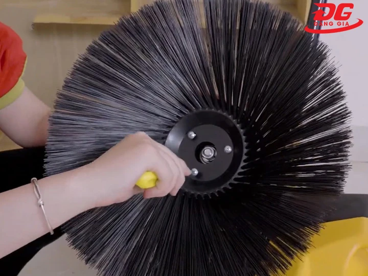 khi nào nên thay chổi bên xe quét rác KMS-S1