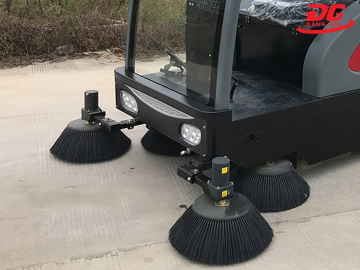 Chổi phụ xe quét rác ngồi lái Kumisai KMS-1800E