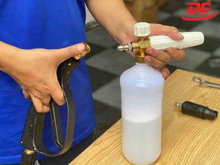 Pha bình bọt rửa xe máy