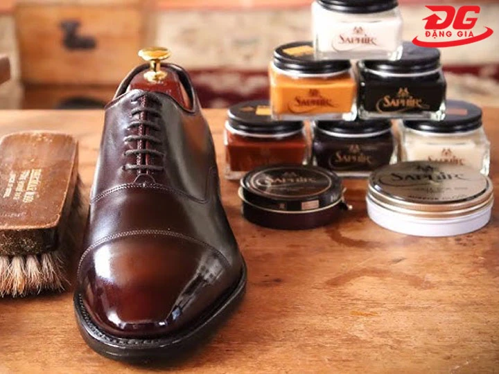 dùng Xi đánh giày màu xám sao cho chuẩn