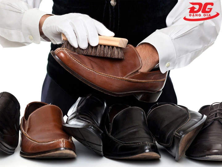 hướng dẫn sử dụng xi đánh giày màu xám