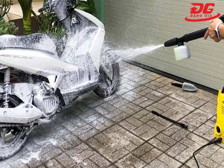 Rửa xe bọt tuyết tại nhà