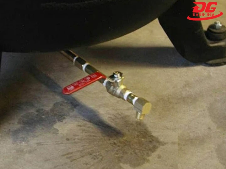 thực hiện xả nước dưới đáy bình