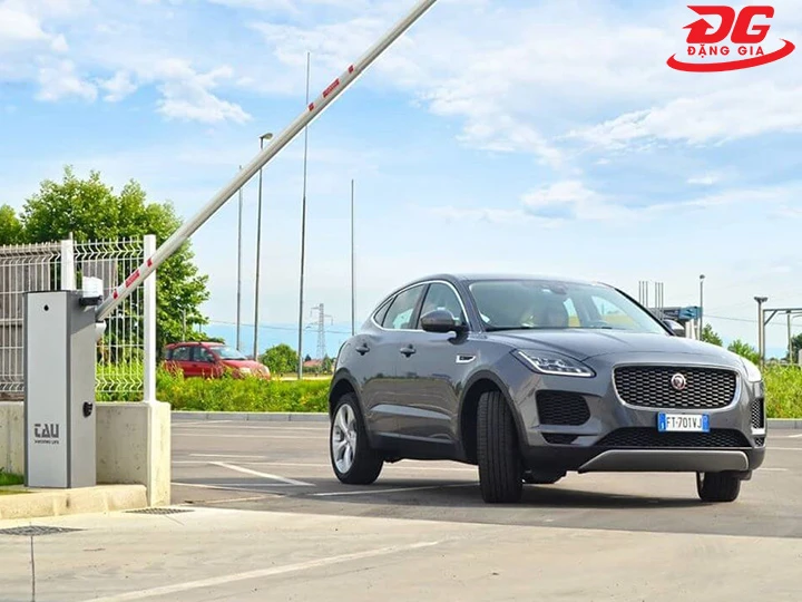 barie tự động cho làn ô tô kiểm soát ra vào