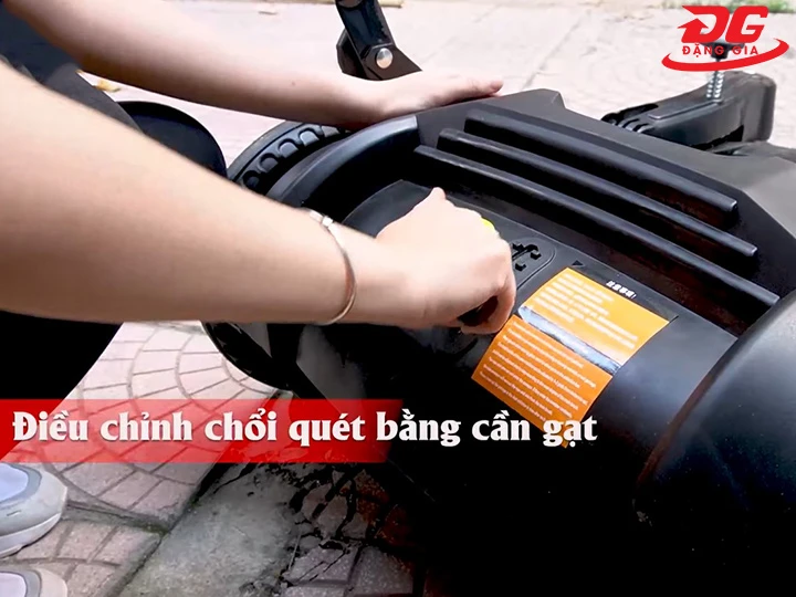 điều chỉnh chổi chính xe quét rác