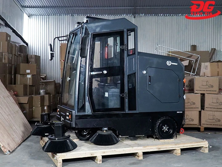 xe quét rác Kumisai ngồi lái có cabin