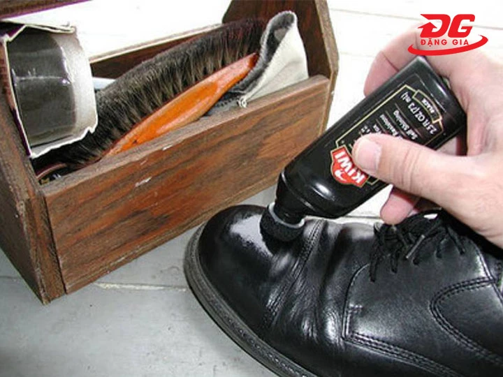 Đánh bóng giày